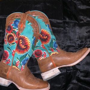 ARIAT SQUARE TOE BOOTS